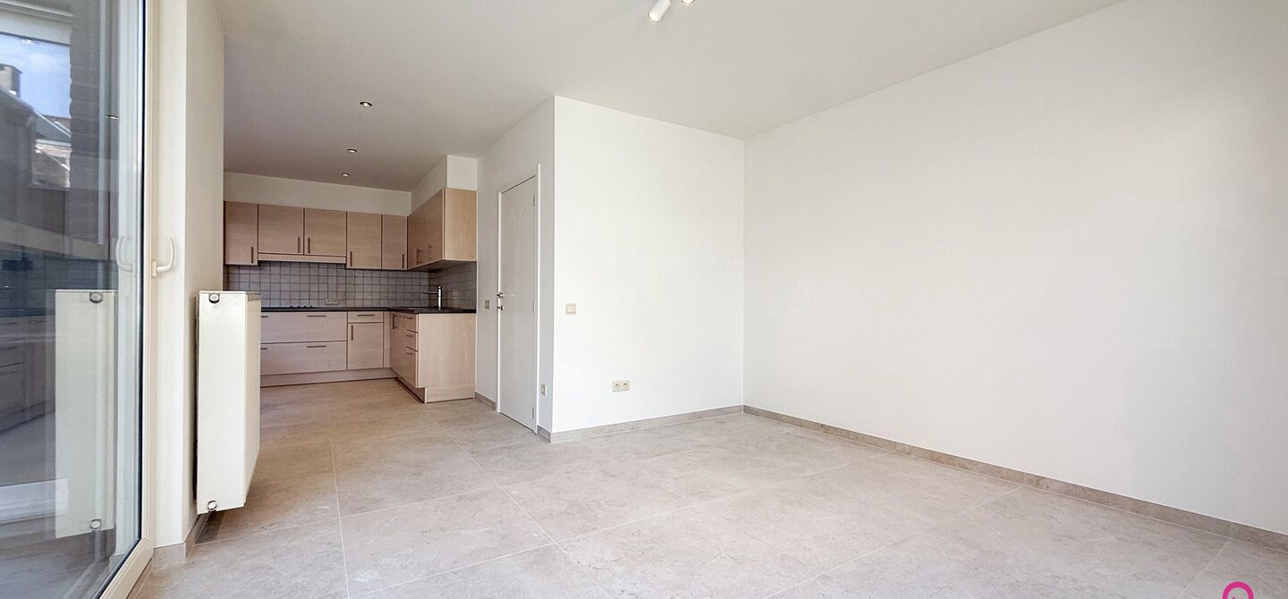 Bij ImmoFusion 7/7 “open huis”: klik op onze 3D-TOUR.
Ervaar vastgoed alsof je er zelf doorloopt!
Dit instapklare gelijkvloers appartement in hartje Beringen combineert 145m² wooncomfort met een volledig aangelegde tuin, inpandige garage én volledi