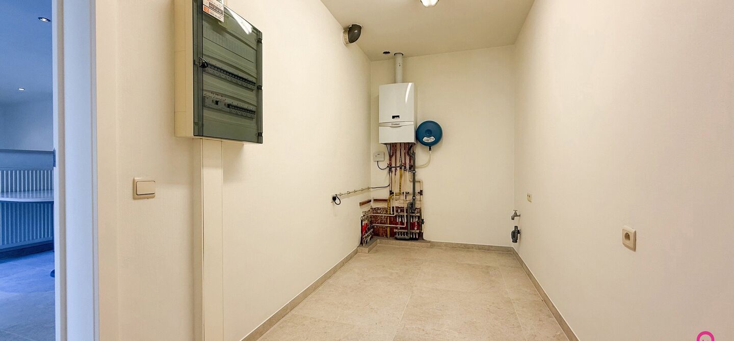 Bij ImmoFusion 7/7 “open huis”: klik op onze 3D-TOUR.
Ervaar vastgoed alsof je er zelf doorloopt!
Dit instapklare gelijkvloers appartement in hartje Beringen combineert 145m² wooncomfort met een volledig aangelegde tuin, inpandige garage én volledi