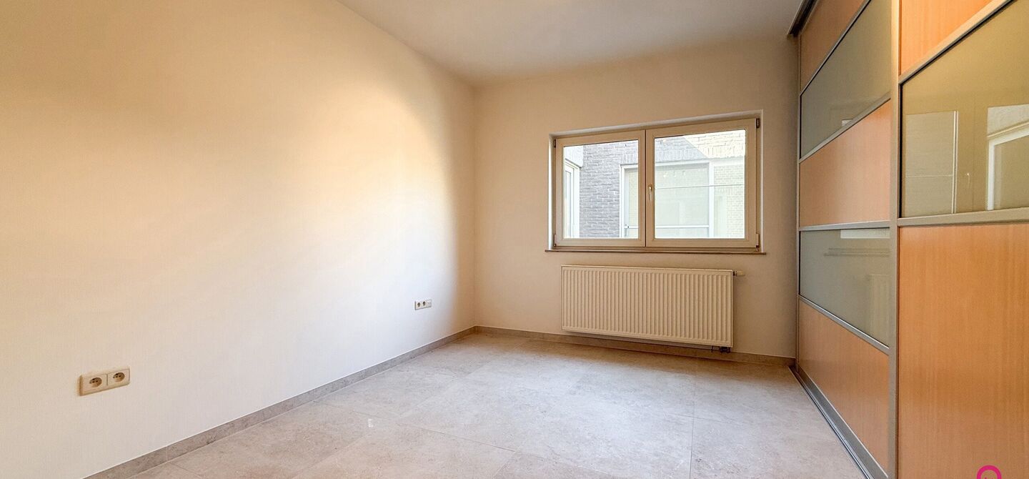 Bij ImmoFusion 7/7 “open huis”: klik op onze 3D-TOUR.
Ervaar vastgoed alsof je er zelf doorloopt!
Dit instapklare gelijkvloers appartement in hartje Beringen combineert 145m² wooncomfort met een volledig aangelegde tuin, inpandige garage én volledi