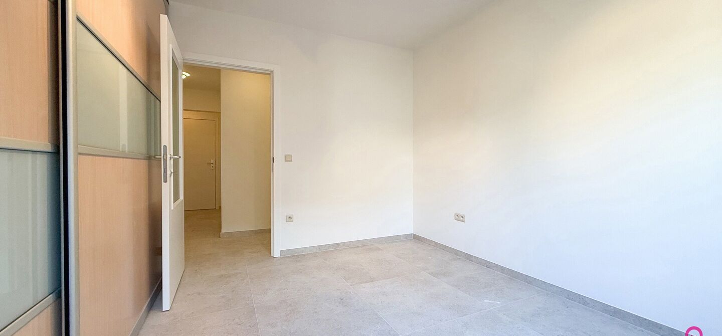 Bij ImmoFusion 7/7 “open huis”: klik op onze 3D-TOUR.
Ervaar vastgoed alsof je er zelf doorloopt!
Dit instapklare gelijkvloers appartement in hartje Beringen combineert 145m² wooncomfort met een volledig aangelegde tuin, inpandige garage én volledi