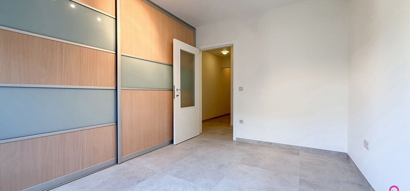 Bij ImmoFusion 7/7 “open huis”: klik op onze 3D-TOUR.
Ervaar vastgoed alsof je er zelf doorloopt!
Dit instapklare gelijkvloers appartement in hartje Beringen combineert 145m² wooncomfort met een volledig aangelegde tuin, inpandige garage én volledi