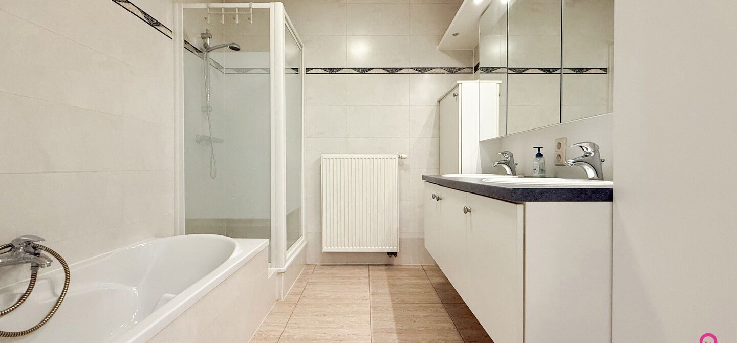 Bij ImmoFusion 7/7 “open huis”: klik op onze 3D-TOUR.
Ervaar vastgoed alsof je er zelf doorloopt!
Dit instapklare gelijkvloers appartement in hartje Beringen combineert 145m² wooncomfort met een volledig aangelegde tuin, inpandige garage én volledi