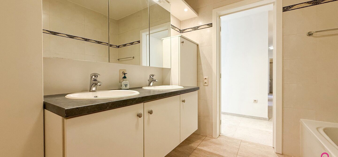 Bij ImmoFusion 7/7 “open huis”: klik op onze 3D-TOUR.
Ervaar vastgoed alsof je er zelf doorloopt!
Dit instapklare gelijkvloers appartement in hartje Beringen combineert 145m² wooncomfort met een volledig aangelegde tuin, inpandige garage én volledi