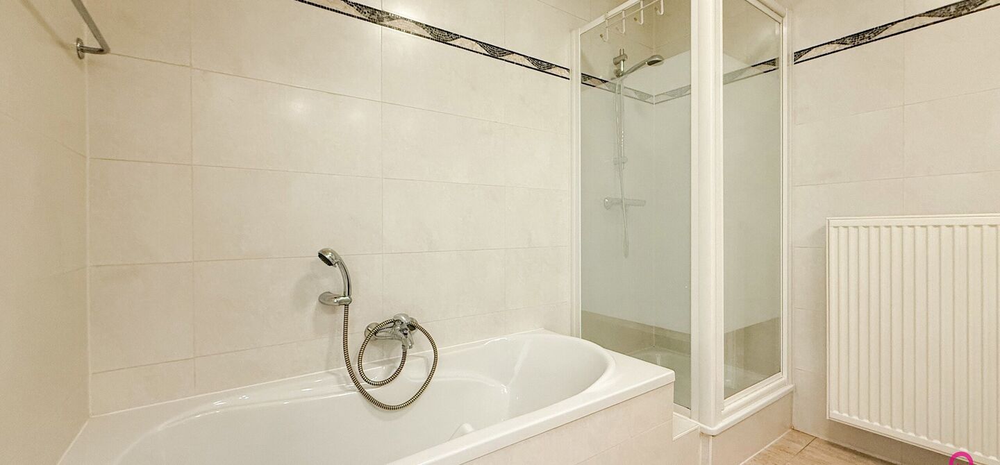 Bij ImmoFusion 7/7 “open huis”: klik op onze 3D-TOUR.
Ervaar vastgoed alsof je er zelf doorloopt!
Dit instapklare gelijkvloers appartement in hartje Beringen combineert 145m² wooncomfort met een volledig aangelegde tuin, inpandige garage én volledi