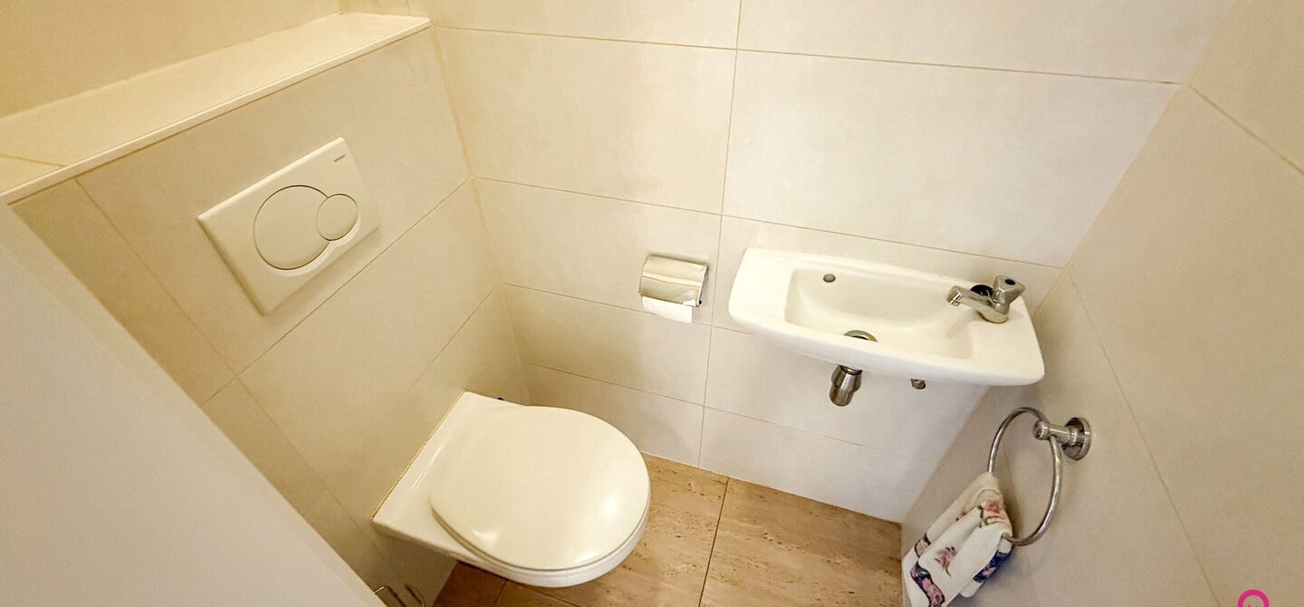 Bij ImmoFusion 7/7 “open huis”: klik op onze 3D-TOUR.
Ervaar vastgoed alsof je er zelf doorloopt!
Dit instapklare gelijkvloers appartement in hartje Beringen combineert 145m² wooncomfort met een volledig aangelegde tuin, inpandige garage én volledi