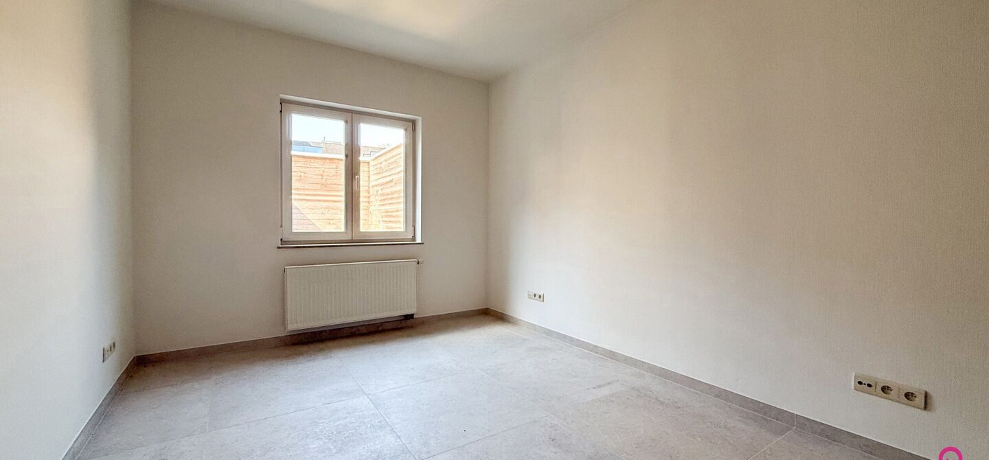 Bij ImmoFusion 7/7 “open huis”: klik op onze 3D-TOUR.
Ervaar vastgoed alsof je er zelf doorloopt!
Dit instapklare gelijkvloers appartement in hartje Beringen combineert 145m² wooncomfort met een volledig aangelegde tuin, inpandige garage én volledi