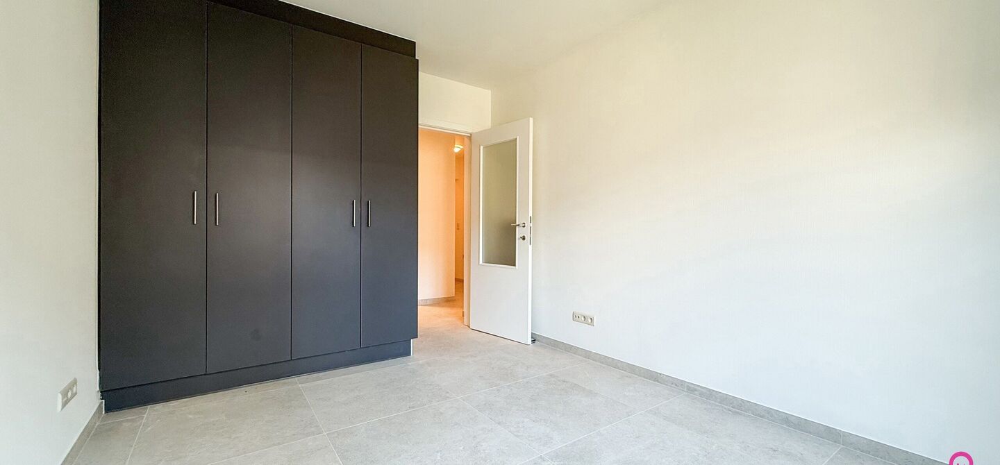 Bij ImmoFusion 7/7 “open huis”: klik op onze 3D-TOUR.
Ervaar vastgoed alsof je er zelf doorloopt!
Dit instapklare gelijkvloers appartement in hartje Beringen combineert 145m² wooncomfort met een volledig aangelegde tuin, inpandige garage én volledi