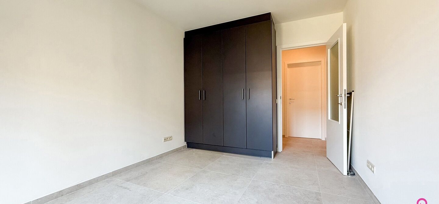 Bij ImmoFusion 7/7 “open huis”: klik op onze 3D-TOUR.
Ervaar vastgoed alsof je er zelf doorloopt!
Dit instapklare gelijkvloers appartement in hartje Beringen combineert 145m² wooncomfort met een volledig aangelegde tuin, inpandige garage én volledi