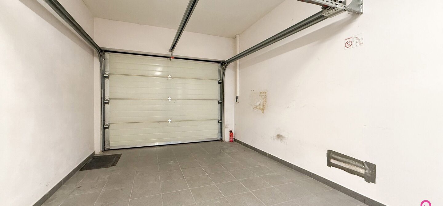 Bij ImmoFusion 7/7 “open huis”: klik op onze 3D-TOUR.
Ervaar vastgoed alsof je er zelf doorloopt!
Dit instapklare gelijkvloers appartement in hartje Beringen combineert 145m² wooncomfort met een volledig aangelegde tuin, inpandige garage én volledi