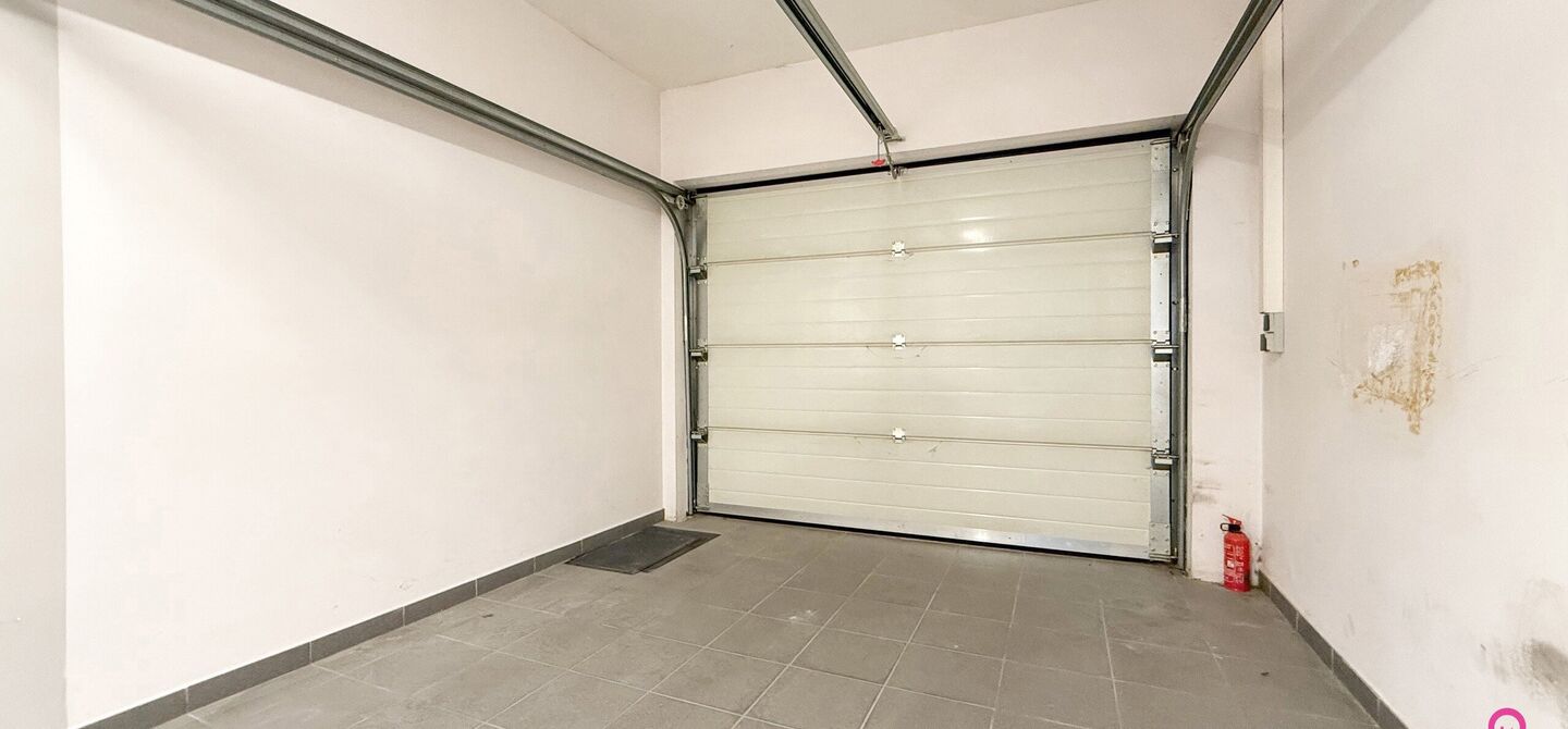 Bij ImmoFusion 7/7 “open huis”: klik op onze 3D-TOUR.
Ervaar vastgoed alsof je er zelf doorloopt!
Dit instapklare gelijkvloers appartement in hartje Beringen combineert 145m² wooncomfort met een volledig aangelegde tuin, inpandige garage én volledi