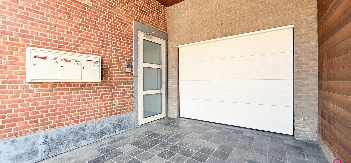 Bij ImmoFusion 7/7 “open huis”: klik op onze 3D-TOUR.
Ervaar vastgoed alsof je er zelf doorloopt!
Dit instapklare gelijkvloers appartement in hartje Beringen combineert 145m² wooncomfort met een volledig aangelegde tuin, inpandige garage én volledi