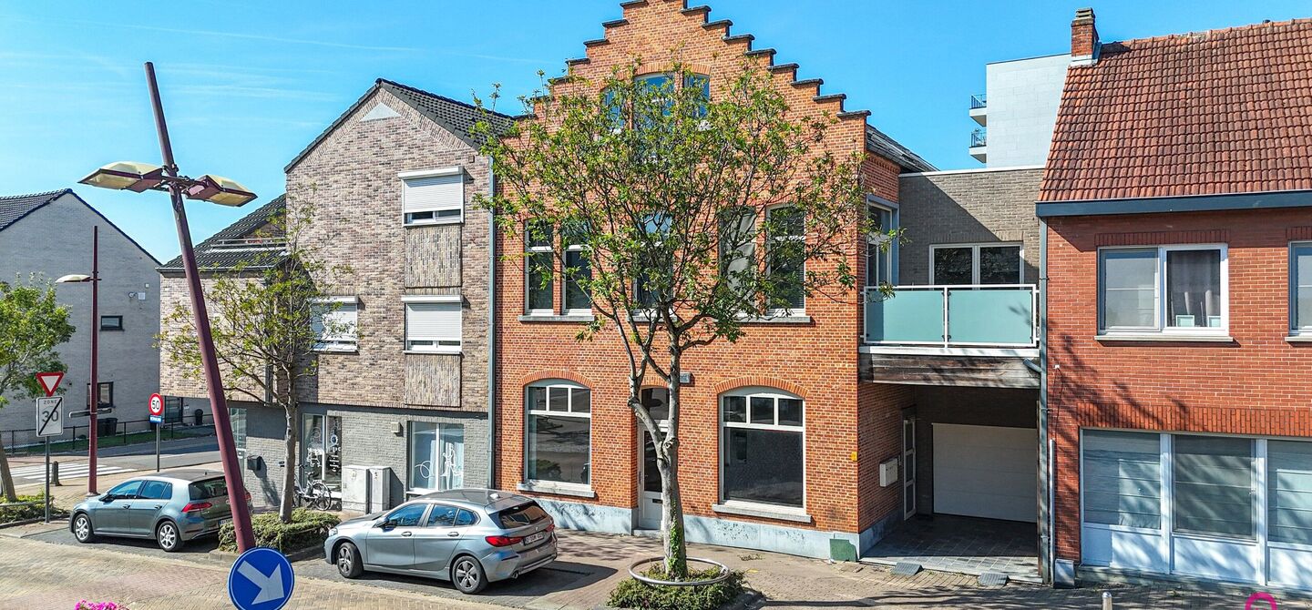 Bij ImmoFusion 7/7 “open huis”: klik op onze 3D-TOUR.
Ervaar vastgoed alsof je er zelf doorloopt!
Dit instapklare gelijkvloers appartement in hartje Beringen combineert 145m² wooncomfort met een volledig aangelegde tuin, inpandige garage én volledi