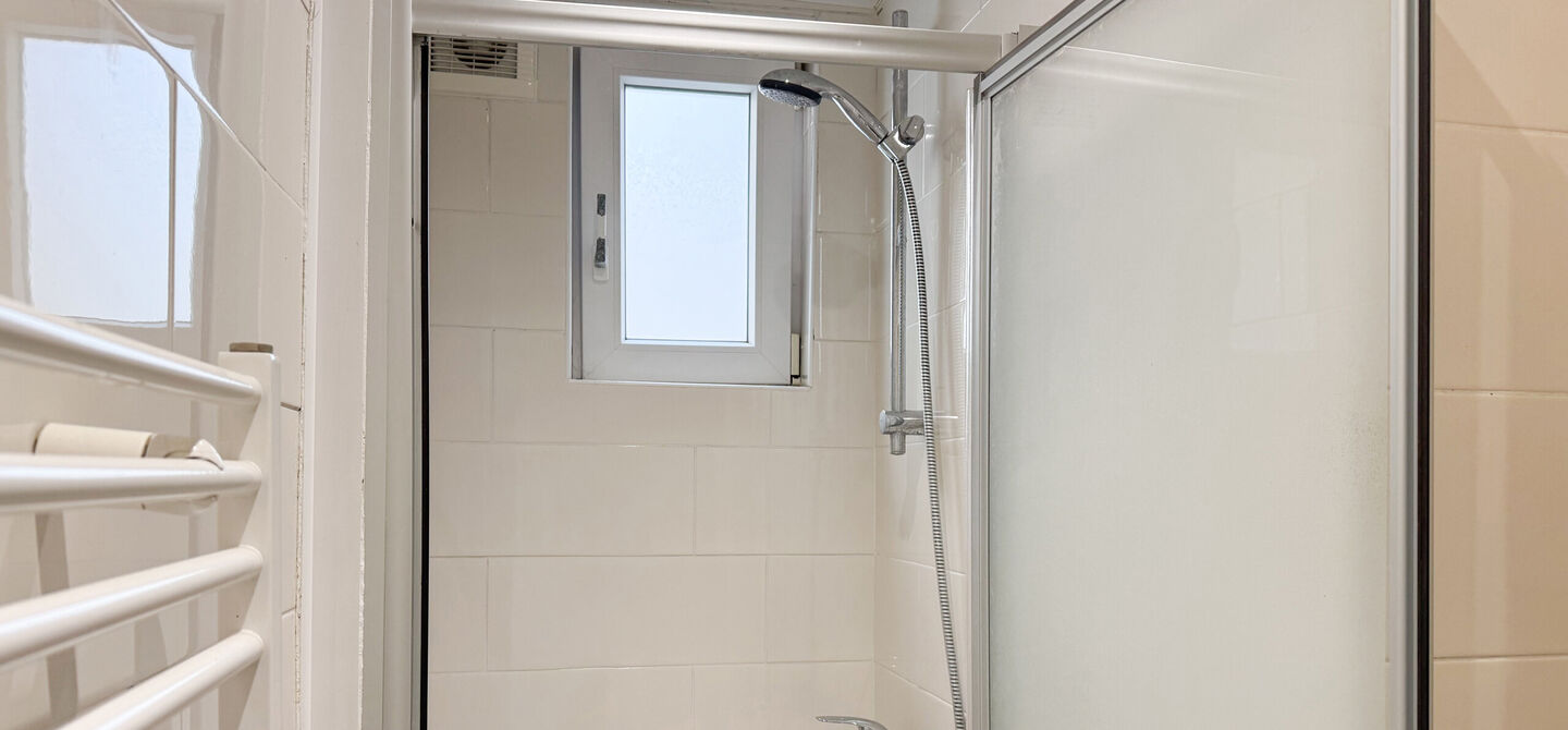 Bij ImmoFusion 7/7 “open huis” : klik op onze 3D-TOUR.
Ervaar vastgoed alsof u er zelf doorloopt!
Bent u op zoek naar een instapklaar appartement met twee slaapkamers, een gunstig EPC-label en een conforme elektrische installatie? Dan is dit appartem