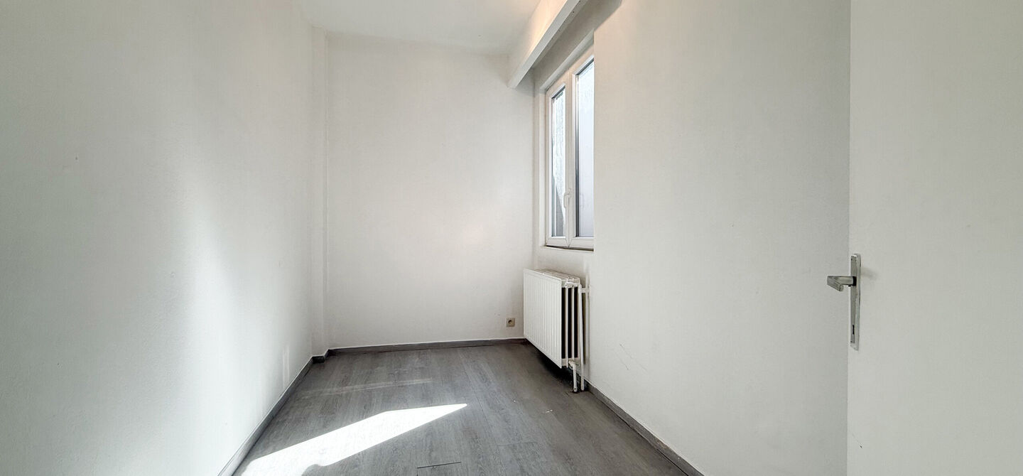 Bij ImmoFusion 7/7 “open huis” : klik op onze 3D-TOUR.
Ervaar vastgoed alsof u er zelf doorloopt!
Bent u op zoek naar een instapklaar appartement met twee slaapkamers, een gunstig EPC-label en een conforme elektrische installatie? Dan is dit appartem