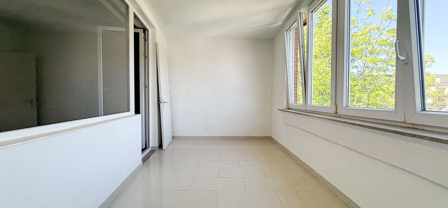 Bij ImmoFusion 7/7 “open huis” : klik op onze 3D-TOUR.
Ervaar vastgoed alsof u er zelf doorloopt!
Bent u op zoek naar een instapklaar appartement met twee slaapkamers, een gunstig EPC-label en een conforme elektrische installatie? Dan is dit appartem