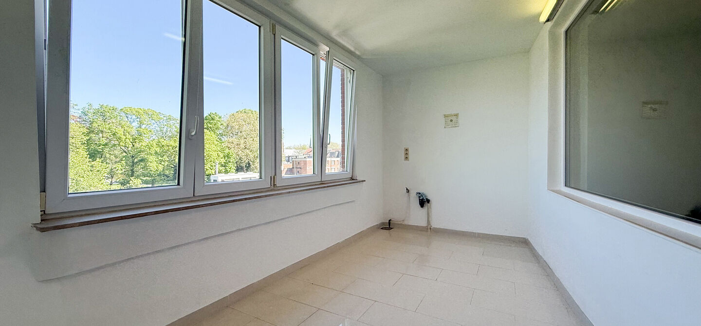 Bij ImmoFusion 7/7 “open huis” : klik op onze 3D-TOUR.
Ervaar vastgoed alsof u er zelf doorloopt!
Bent u op zoek naar een instapklaar appartement met twee slaapkamers, een gunstig EPC-label en een conforme elektrische installatie? Dan is dit appartem