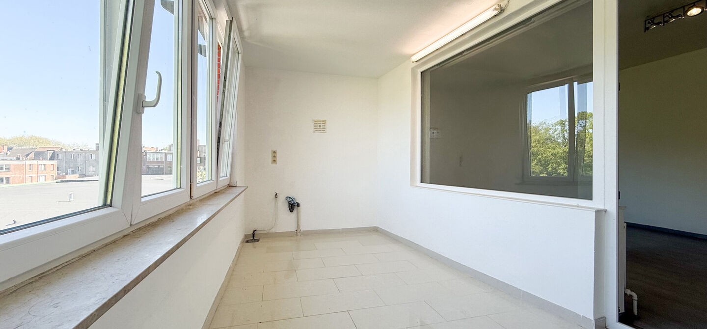 Bij ImmoFusion 7/7 “open huis” : klik op onze 3D-TOUR.
Ervaar vastgoed alsof u er zelf doorloopt!
Bent u op zoek naar een instapklaar appartement met twee slaapkamers, een gunstig EPC-label en een conforme elektrische installatie? Dan is dit appartem