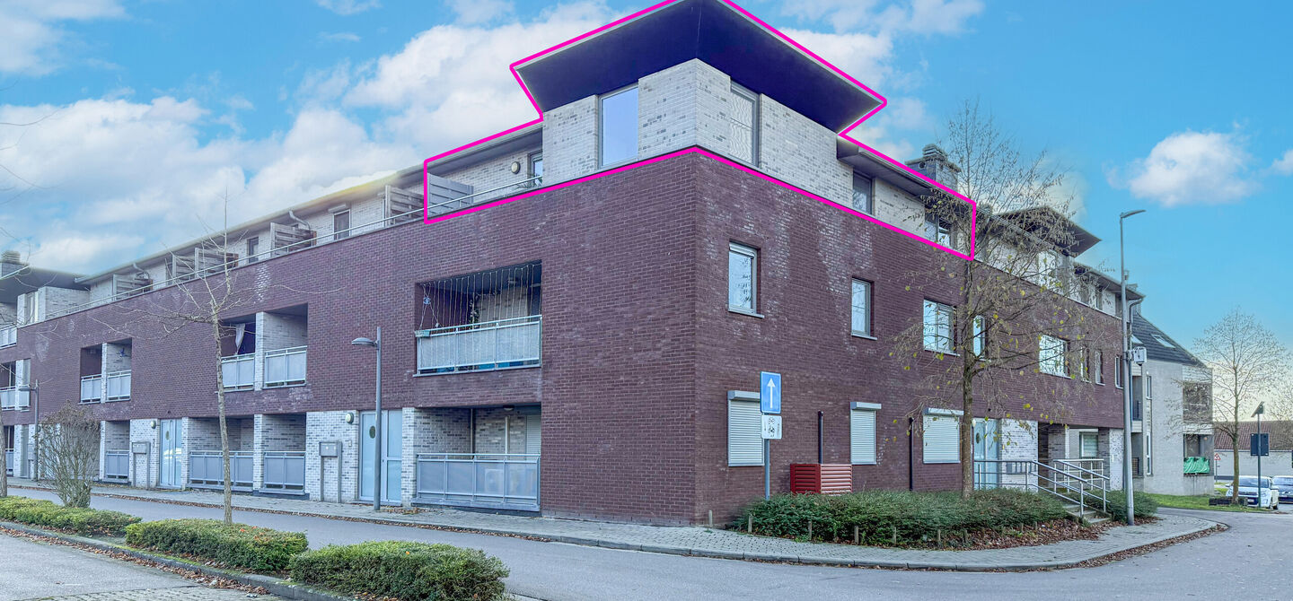 Bij ImmoFusion 7/7 &ldquo;open huis&rdquo; : klik op onze 3D-TOUR.
Ervaar vastgoed alsof je er zelf doorloopt!

Welkom in dit aangename en ruime appartement, gelegen op de bovenste verdieping (2de verdiep) van een verzorgd gebouw in een rustige woonwijk te Bering