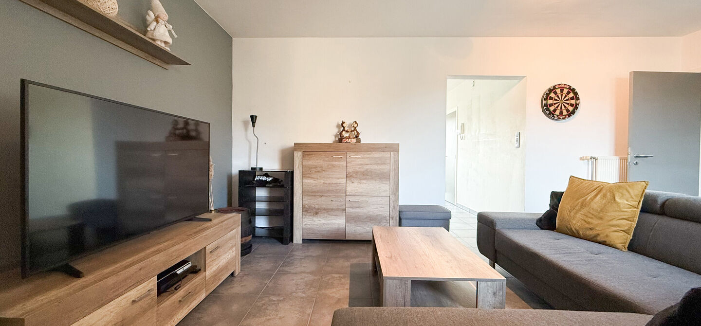 Bij ImmoFusion 7/7 &ldquo;open huis&rdquo; : klik op onze 3D-TOUR.
Ervaar vastgoed alsof je er zelf doorloopt!

Welkom in dit aangename en ruime appartement, gelegen op de bovenste verdieping (2de verdiep) van een verzorgd gebouw in een rustige woonwijk te Bering