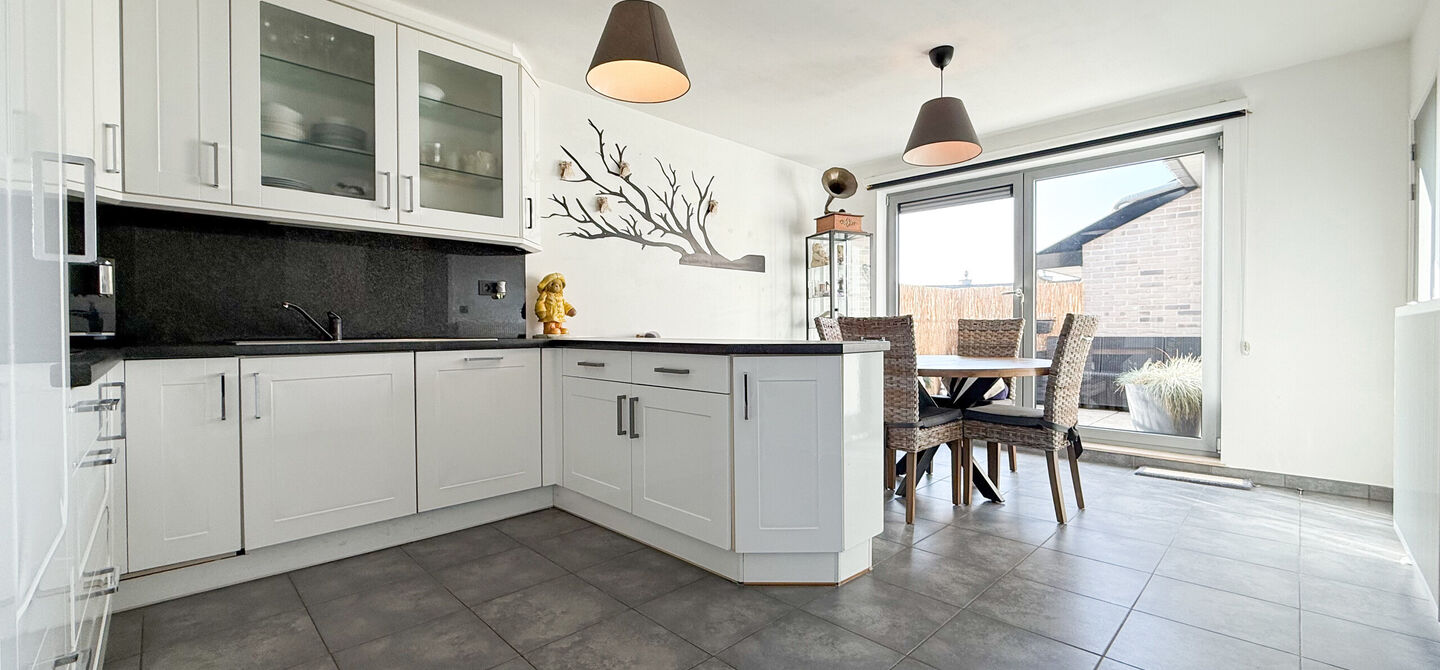 Bij ImmoFusion 7/7 &ldquo;open huis&rdquo; : klik op onze 3D-TOUR.
Ervaar vastgoed alsof je er zelf doorloopt!

Welkom in dit aangename en ruime appartement, gelegen op de bovenste verdieping (2de verdiep) van een verzorgd gebouw in een rustige woonwijk te Bering