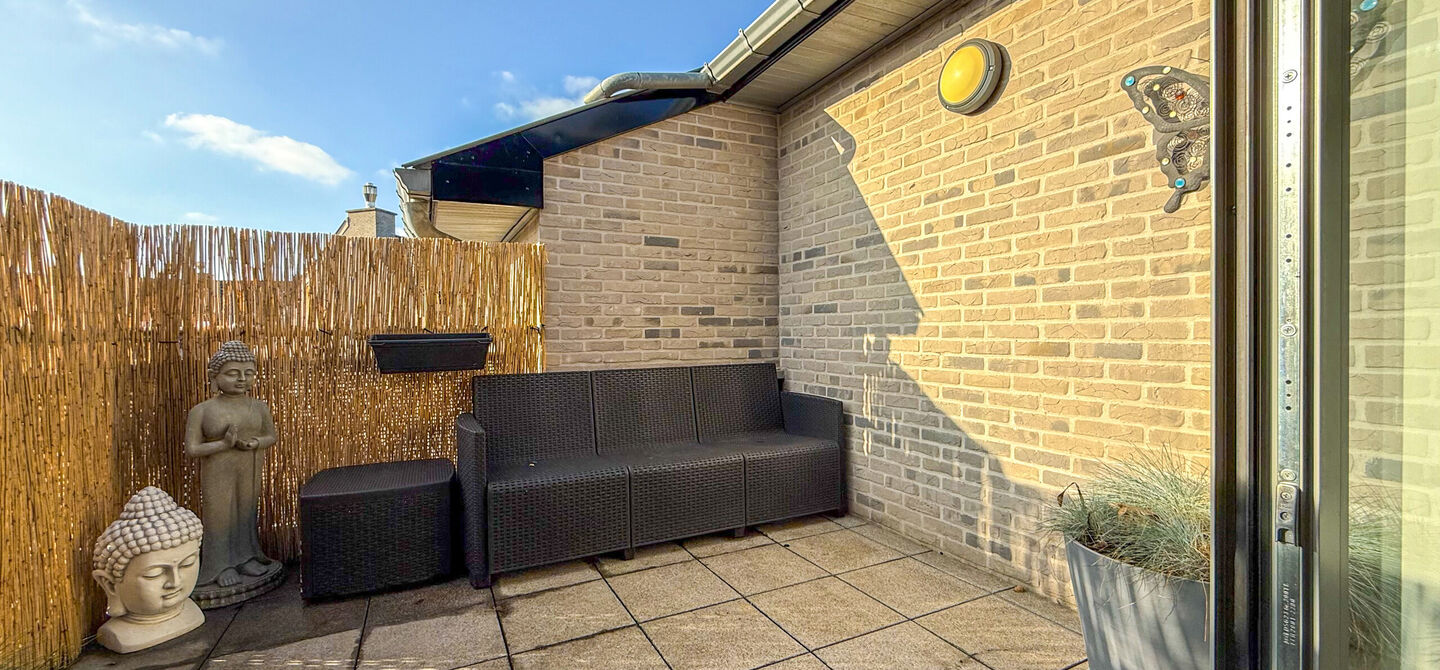 Bij ImmoFusion 7/7 &ldquo;open huis&rdquo; : klik op onze 3D-TOUR.
Ervaar vastgoed alsof je er zelf doorloopt!

Welkom in dit aangename en ruime appartement, gelegen op de bovenste verdieping (2de verdiep) van een verzorgd gebouw in een rustige woonwijk te Bering