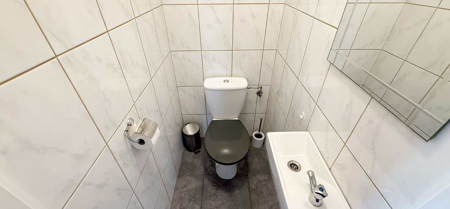 Bij ImmoFusion 7/7 &ldquo;open huis&rdquo; : klik op onze 3D-TOUR.
Ervaar vastgoed alsof je er zelf doorloopt!

Welkom in dit aangename en ruime appartement, gelegen op de bovenste verdieping (2de verdiep) van een verzorgd gebouw in een rustige woonwijk te Bering