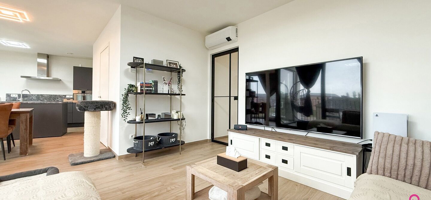 Bij ImmoFusion 7/7 &ldquo;open huis&rdquo;: klik op onze 3D-TOUR.
Ervaar vastgoed alsof je er zelf doorloopt!

Ontdek dit moderne en energiezuinige appartement aan de August Cuppensstraat 6 bus C05 in het hart van Beringen. Dit instapklaar appartement uit 2021 bi