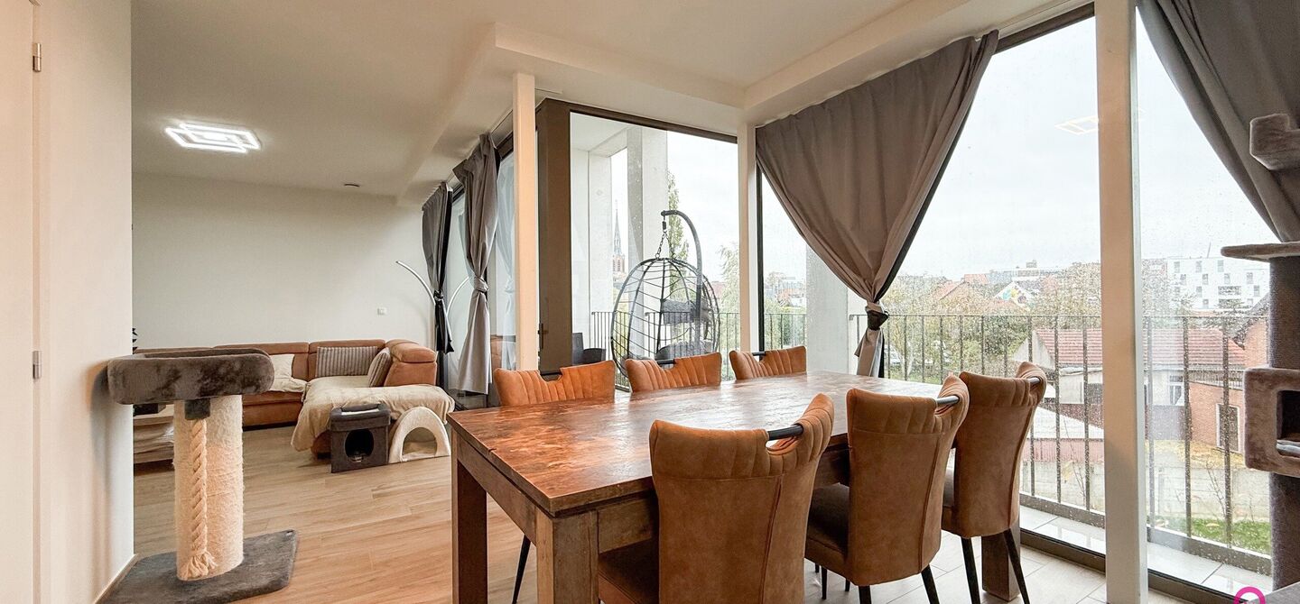 Bij ImmoFusion 7/7 &ldquo;open huis&rdquo;: klik op onze 3D-TOUR.
Ervaar vastgoed alsof je er zelf doorloopt!

Ontdek dit moderne en energiezuinige appartement aan de August Cuppensstraat 6 bus C05 in het hart van Beringen. Dit instapklaar appartement uit 2021 bi