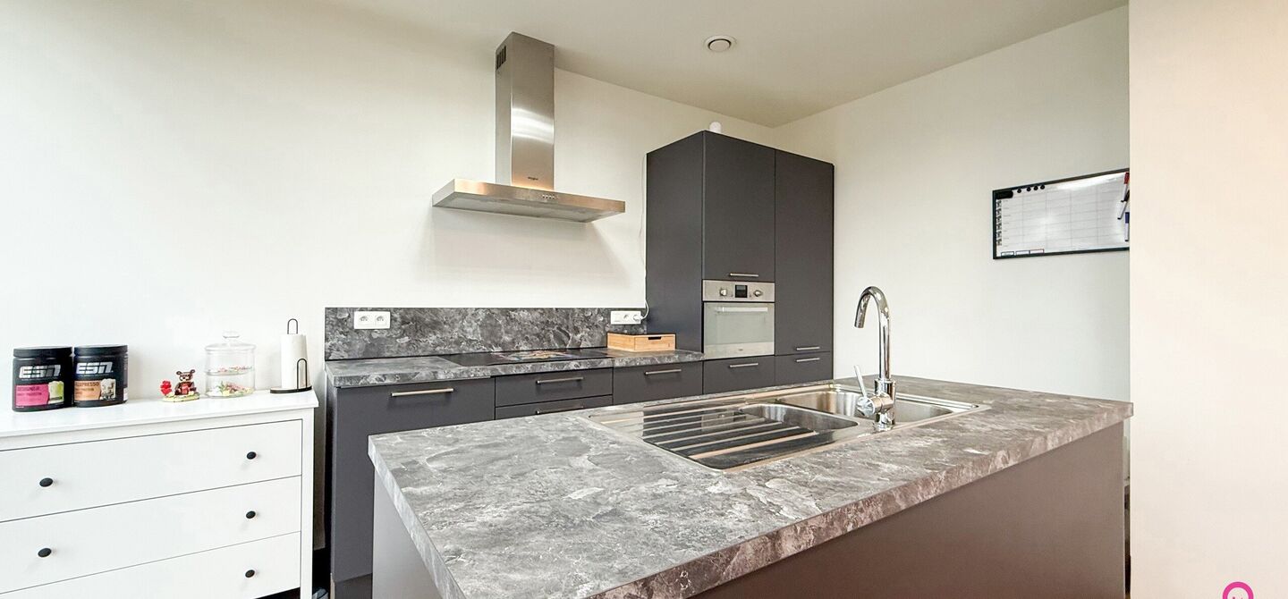 Bij ImmoFusion 7/7 &ldquo;open huis&rdquo;: klik op onze 3D-TOUR.
Ervaar vastgoed alsof je er zelf doorloopt!

Ontdek dit moderne en energiezuinige appartement aan de August Cuppensstraat 6 bus C05 in het hart van Beringen. Dit instapklaar appartement uit 2021 bi