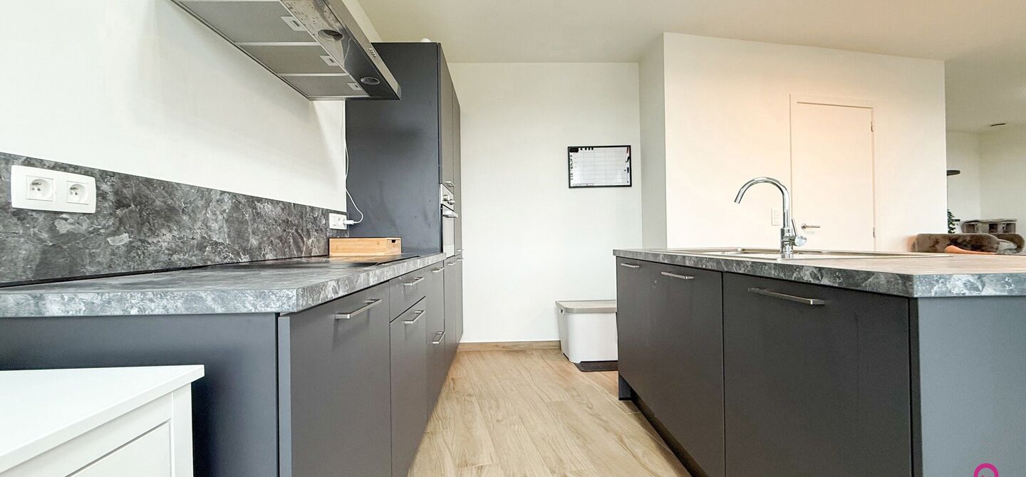 Bij ImmoFusion 7/7 &ldquo;open huis&rdquo;: klik op onze 3D-TOUR.
Ervaar vastgoed alsof je er zelf doorloopt!

Ontdek dit moderne en energiezuinige appartement aan de August Cuppensstraat 6 bus C05 in het hart van Beringen. Dit instapklaar appartement uit 2021 bi
