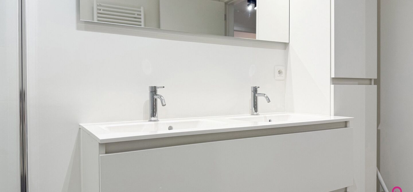 Bij ImmoFusion 7/7 &ldquo;open huis&rdquo;: klik op onze 3D-TOUR.
Ervaar vastgoed alsof je er zelf doorloopt!

Ontdek dit moderne en energiezuinige appartement aan de August Cuppensstraat 6 bus C05 in het hart van Beringen. Dit instapklaar appartement uit 2021 bi