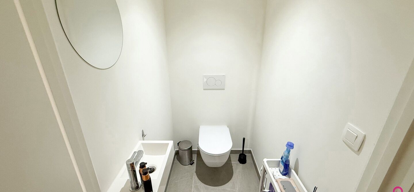 Bij ImmoFusion 7/7 &ldquo;open huis&rdquo;: klik op onze 3D-TOUR.
Ervaar vastgoed alsof je er zelf doorloopt!

Ontdek dit moderne en energiezuinige appartement aan de August Cuppensstraat 6 bus C05 in het hart van Beringen. Dit instapklaar appartement uit 2021 bi