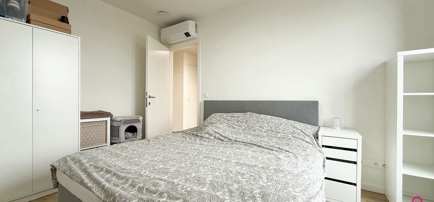 Bij ImmoFusion 7/7 &ldquo;open huis&rdquo;: klik op onze 3D-TOUR.
Ervaar vastgoed alsof je er zelf doorloopt!

Ontdek dit moderne en energiezuinige appartement aan de August Cuppensstraat 6 bus C05 in het hart van Beringen. Dit instapklaar appartement uit 2021 bi