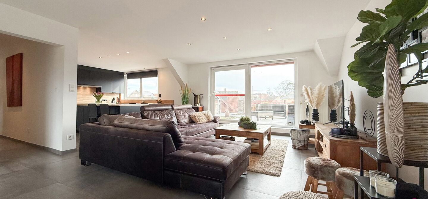 Bij ImmoFusion 7/7 &ldquo;open huis&rdquo; : klik op onze 3D-TOUR.
Ervaar vastgoed alsof je er zelf doorloopt!

Welkom in dit bijzonder ruime en instapklare appartement aan de Beverlosesteenweg in Beringen, waar ruimte, licht en comfort centraal staan. Met een be