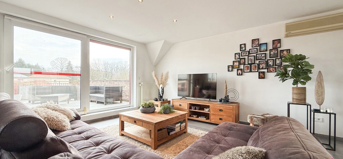 Bij ImmoFusion 7/7 &ldquo;open huis&rdquo; : klik op onze 3D-TOUR.
Ervaar vastgoed alsof je er zelf doorloopt!

Welkom in dit bijzonder ruime en instapklare appartement aan de Beverlosesteenweg in Beringen, waar ruimte, licht en comfort centraal staan. Met een be