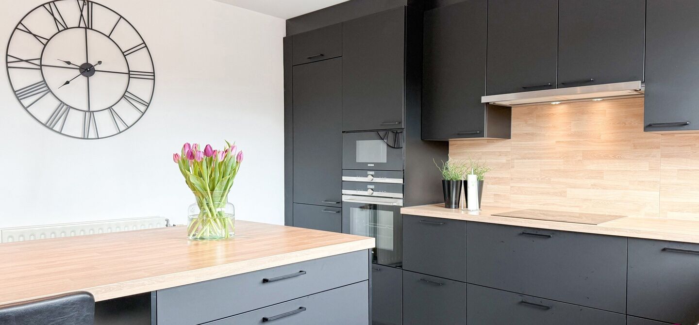 Bij ImmoFusion 7/7 &ldquo;open huis&rdquo; : klik op onze 3D-TOUR.
Ervaar vastgoed alsof je er zelf doorloopt!

Welkom in dit bijzonder ruime en instapklare appartement aan de Beverlosesteenweg in Beringen, waar ruimte, licht en comfort centraal staan. Met een be