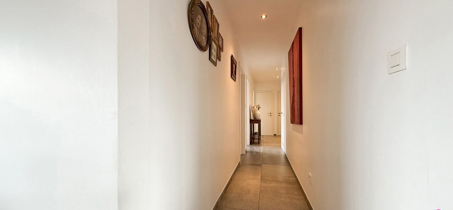 Bij ImmoFusion 7/7 &ldquo;open huis&rdquo; : klik op onze 3D-TOUR.
Ervaar vastgoed alsof je er zelf doorloopt!

Welkom in dit bijzonder ruime en instapklare appartement aan de Beverlosesteenweg in Beringen, waar ruimte, licht en comfort centraal staan. Met een be