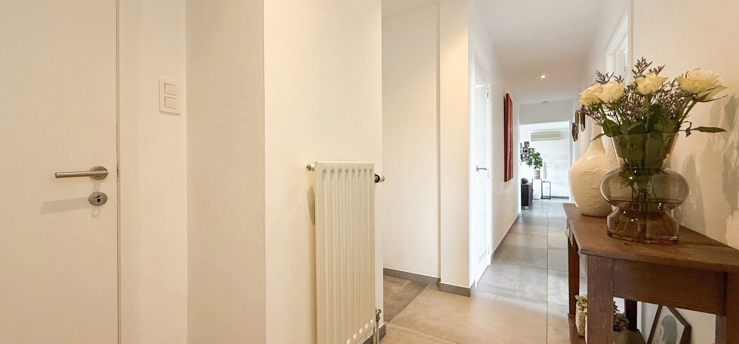 Bij ImmoFusion 7/7 &ldquo;open huis&rdquo; : klik op onze 3D-TOUR.
Ervaar vastgoed alsof je er zelf doorloopt!

Welkom in dit bijzonder ruime en instapklare appartement aan de Beverlosesteenweg in Beringen, waar ruimte, licht en comfort centraal staan. Met een be