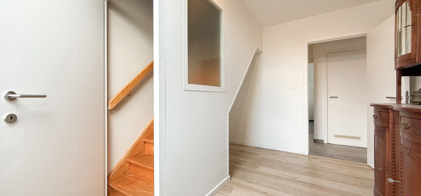 Bij ImmoFusion 7/7 &ldquo;open huis&rdquo; : klik op onze 3D-TOUR.
Ervaar vastgoed alsof je er zelf doorloopt!

Welkom in dit bijzonder ruime en instapklare appartement aan de Beverlosesteenweg in Beringen, waar ruimte, licht en comfort centraal staan. Met een be