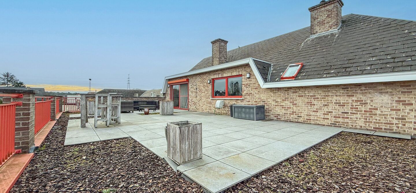 Bij ImmoFusion 7/7 &ldquo;open huis&rdquo; : klik op onze 3D-TOUR.
Ervaar vastgoed alsof je er zelf doorloopt!

Welkom in dit bijzonder ruime en instapklare appartement aan de Beverlosesteenweg in Beringen, waar ruimte, licht en comfort centraal staan. Met een be