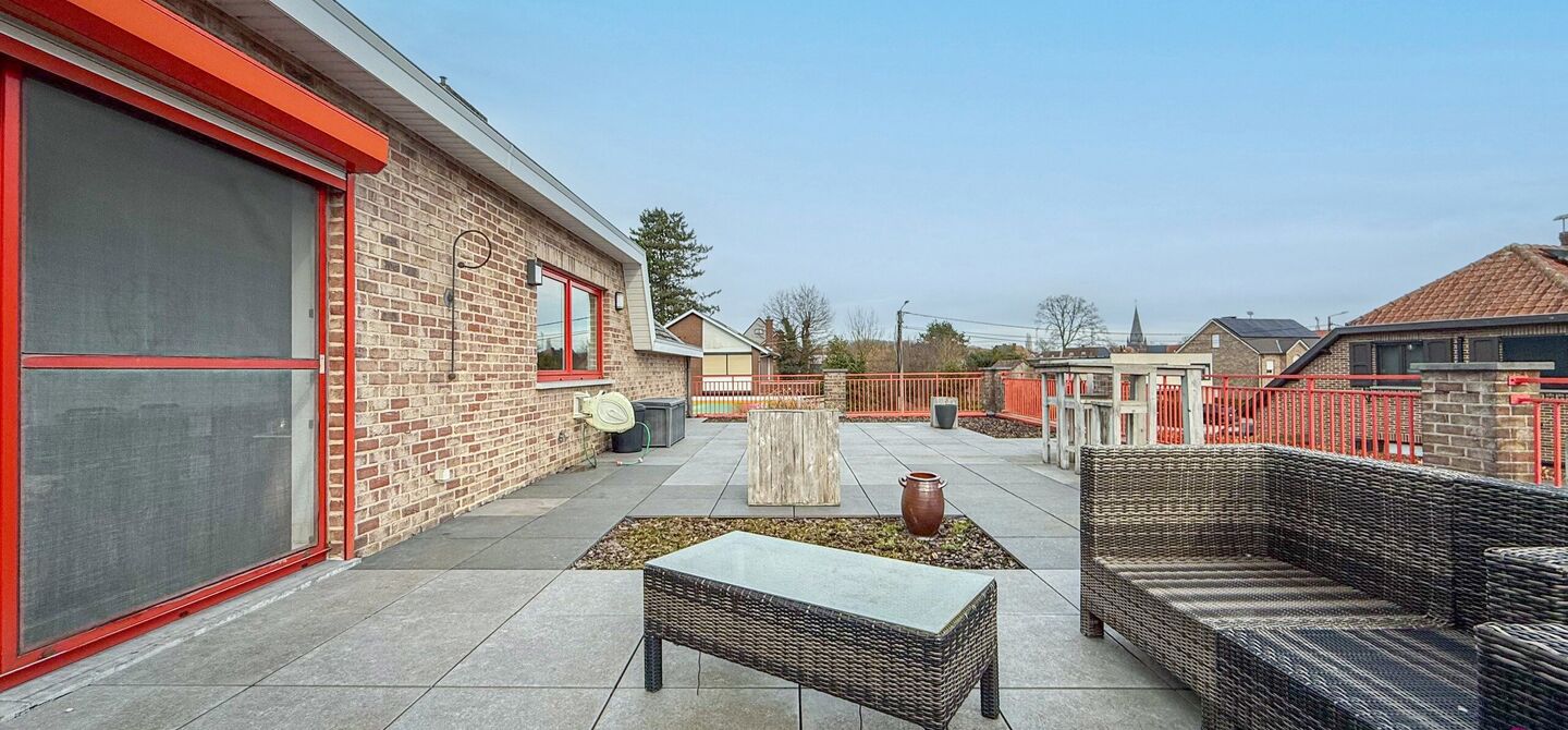 Bij ImmoFusion 7/7 &ldquo;open huis&rdquo; : klik op onze 3D-TOUR.
Ervaar vastgoed alsof je er zelf doorloopt!

Welkom in dit bijzonder ruime en instapklare appartement aan de Beverlosesteenweg in Beringen, waar ruimte, licht en comfort centraal staan. Met een be