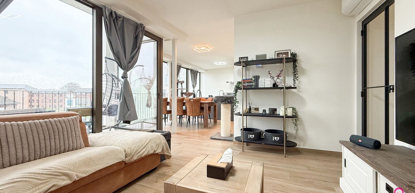 Bij ImmoFusion 7/7 “open huis”: klik op onze 3D-TOUR.
Ervaar vastgoed alsof je er zelf doorloopt!

Ontdek dit moderne en energiezuinige appartement aan de August Cuppensstraat 6 bus C05 in het hart van Beringen. Dit instapklaar appartement uit 2021 bi