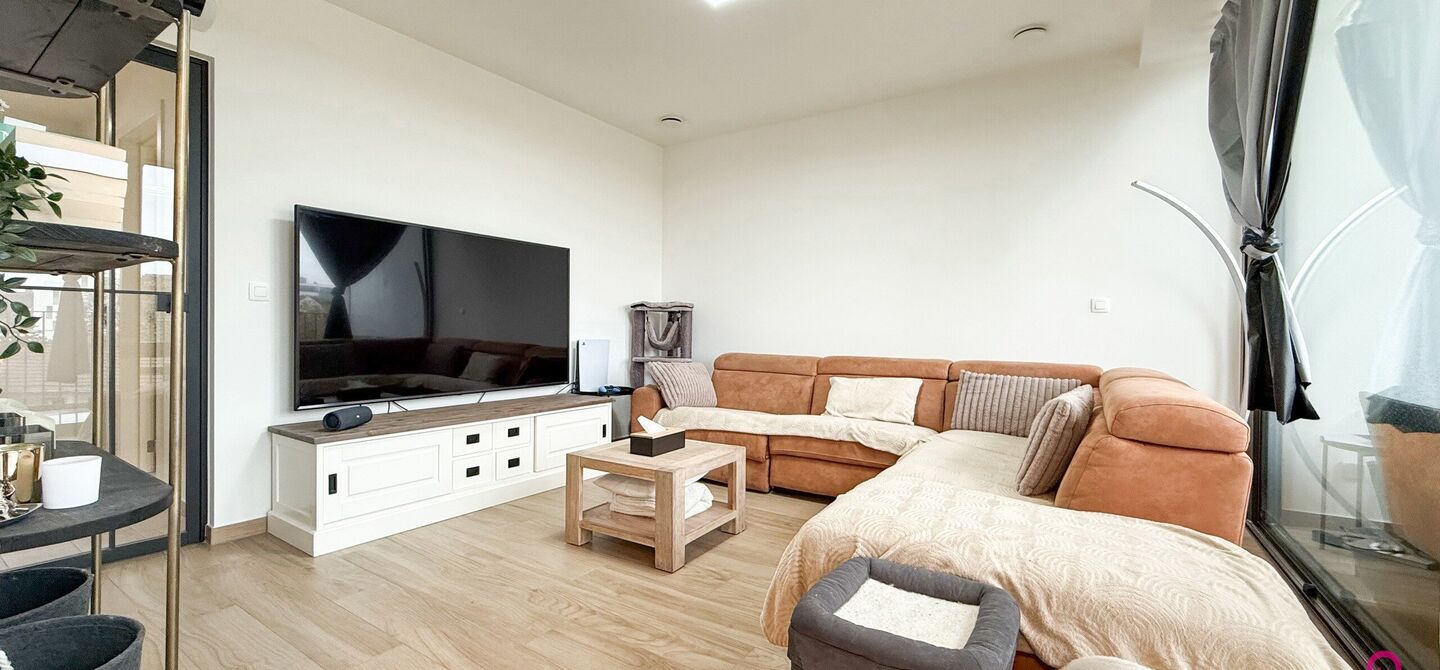 Bij ImmoFusion 7/7 “open huis”: klik op onze 3D-TOUR.
Ervaar vastgoed alsof je er zelf doorloopt!

Ontdek dit moderne en energiezuinige appartement aan de August Cuppensstraat 6 bus C05 in het hart van Beringen. Dit instapklaar appartement uit 2021 bi