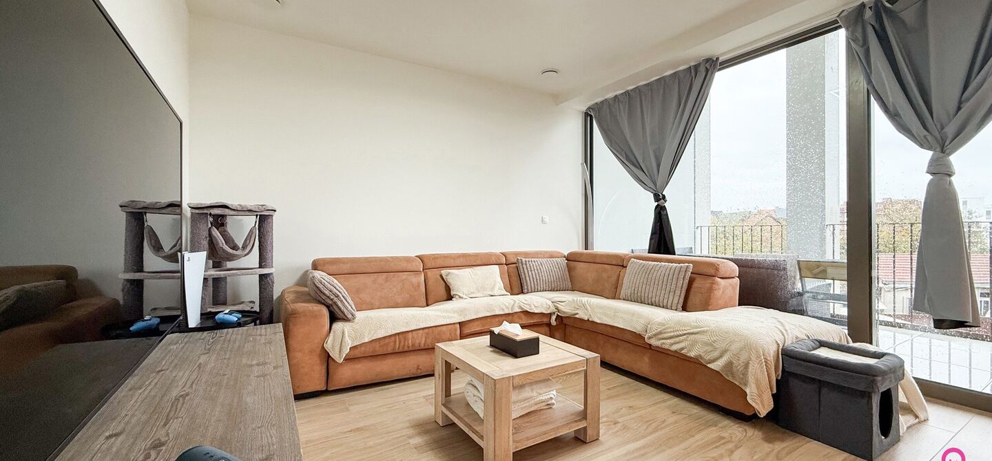 Bij ImmoFusion 7/7 “open huis”: klik op onze 3D-TOUR.
Ervaar vastgoed alsof je er zelf doorloopt!

Ontdek dit moderne en energiezuinige appartement aan de August Cuppensstraat 6 bus C05 in het hart van Beringen. Dit instapklaar appartement uit 2021 bi