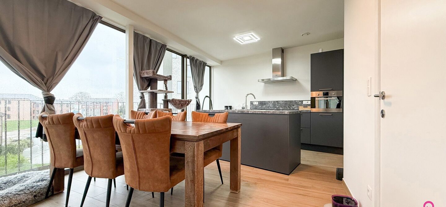 Bij ImmoFusion 7/7 “open huis”: klik op onze 3D-TOUR.
Ervaar vastgoed alsof je er zelf doorloopt!

Ontdek dit moderne en energiezuinige appartement aan de August Cuppensstraat 6 bus C05 in het hart van Beringen. Dit instapklaar appartement uit 2021 bi