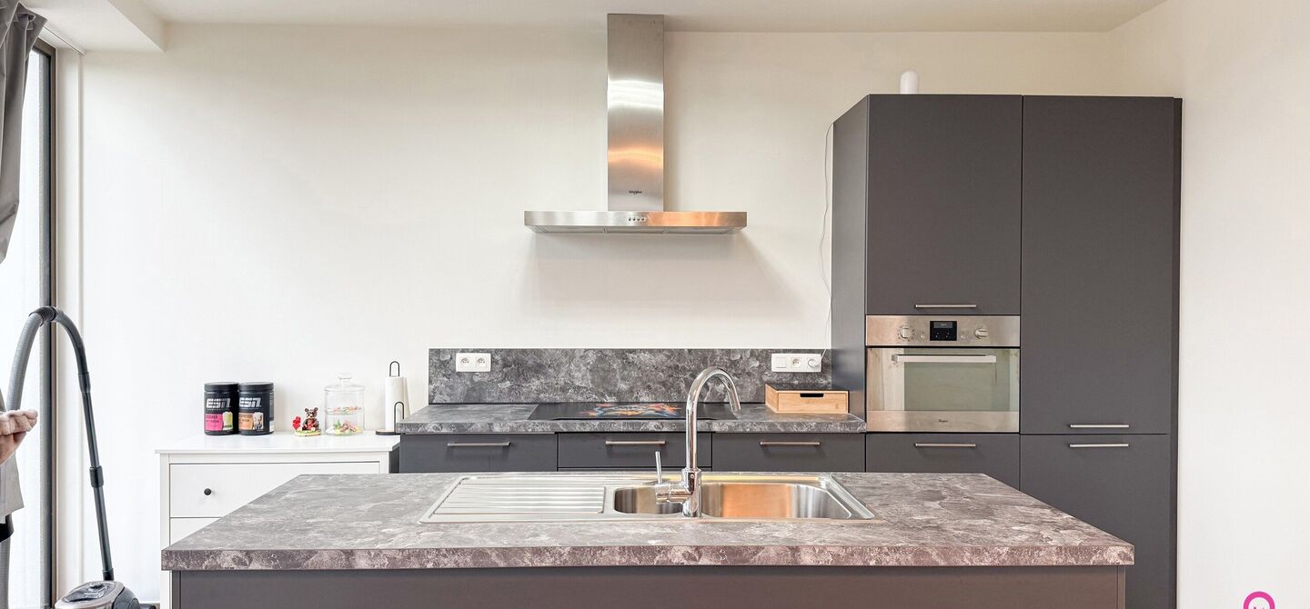 Bij ImmoFusion 7/7 “open huis”: klik op onze 3D-TOUR.
Ervaar vastgoed alsof je er zelf doorloopt!

Ontdek dit moderne en energiezuinige appartement aan de August Cuppensstraat 6 bus C05 in het hart van Beringen. Dit instapklaar appartement uit 2021 bi