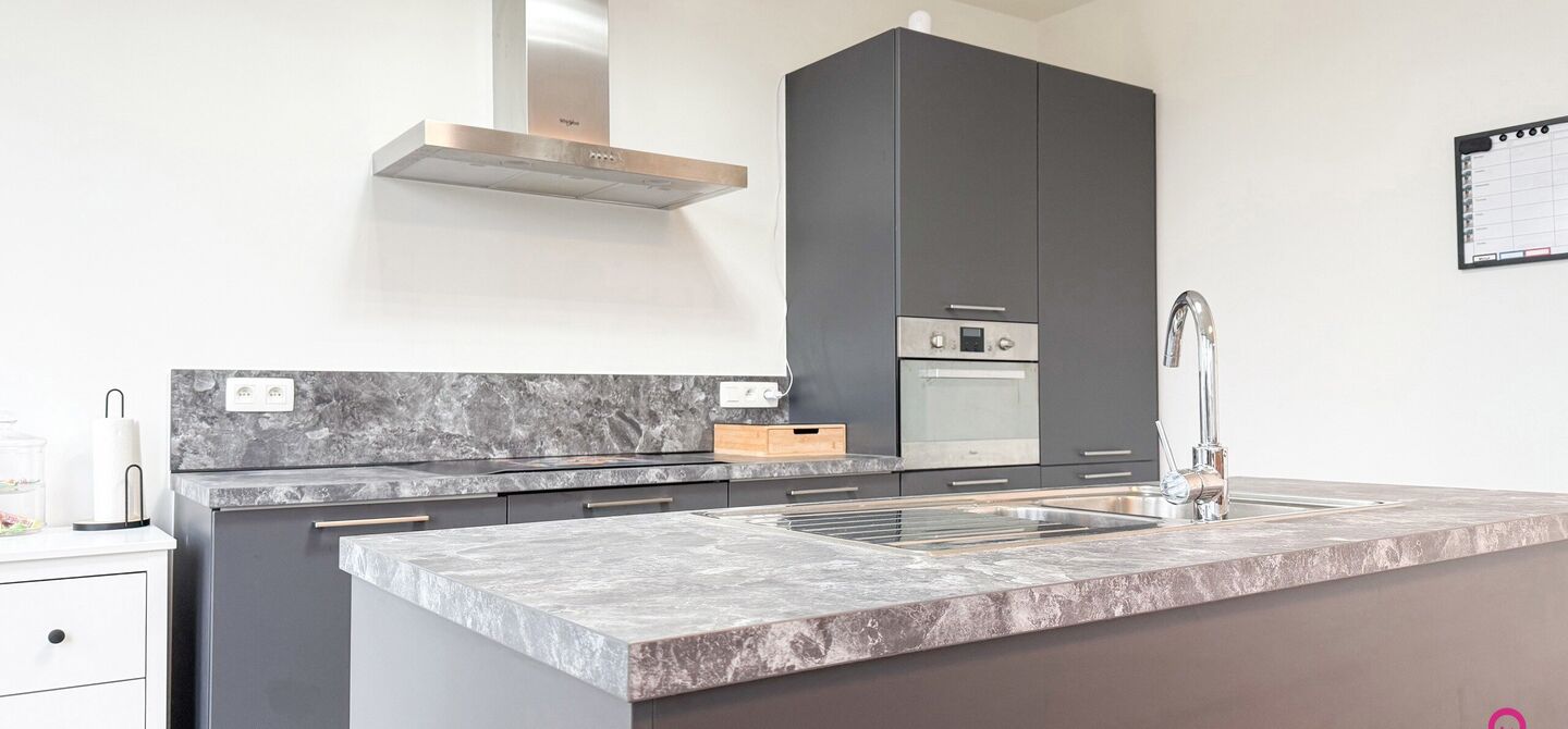 Bij ImmoFusion 7/7 “open huis”: klik op onze 3D-TOUR.
Ervaar vastgoed alsof je er zelf doorloopt!

Ontdek dit moderne en energiezuinige appartement aan de August Cuppensstraat 6 bus C05 in het hart van Beringen. Dit instapklaar appartement uit 2021 bi