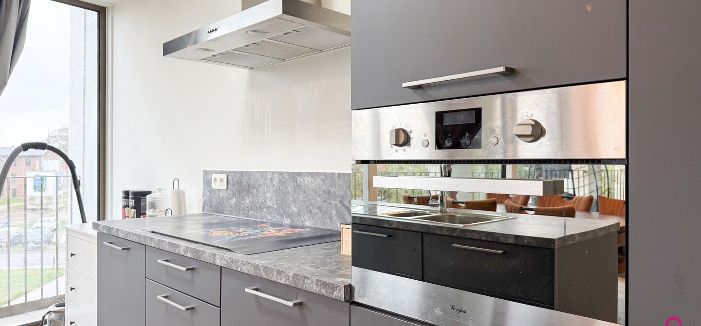 Bij ImmoFusion 7/7 “open huis”: klik op onze 3D-TOUR.
Ervaar vastgoed alsof je er zelf doorloopt!

Ontdek dit moderne en energiezuinige appartement aan de August Cuppensstraat 6 bus C05 in het hart van Beringen. Dit instapklaar appartement uit 2021 bi