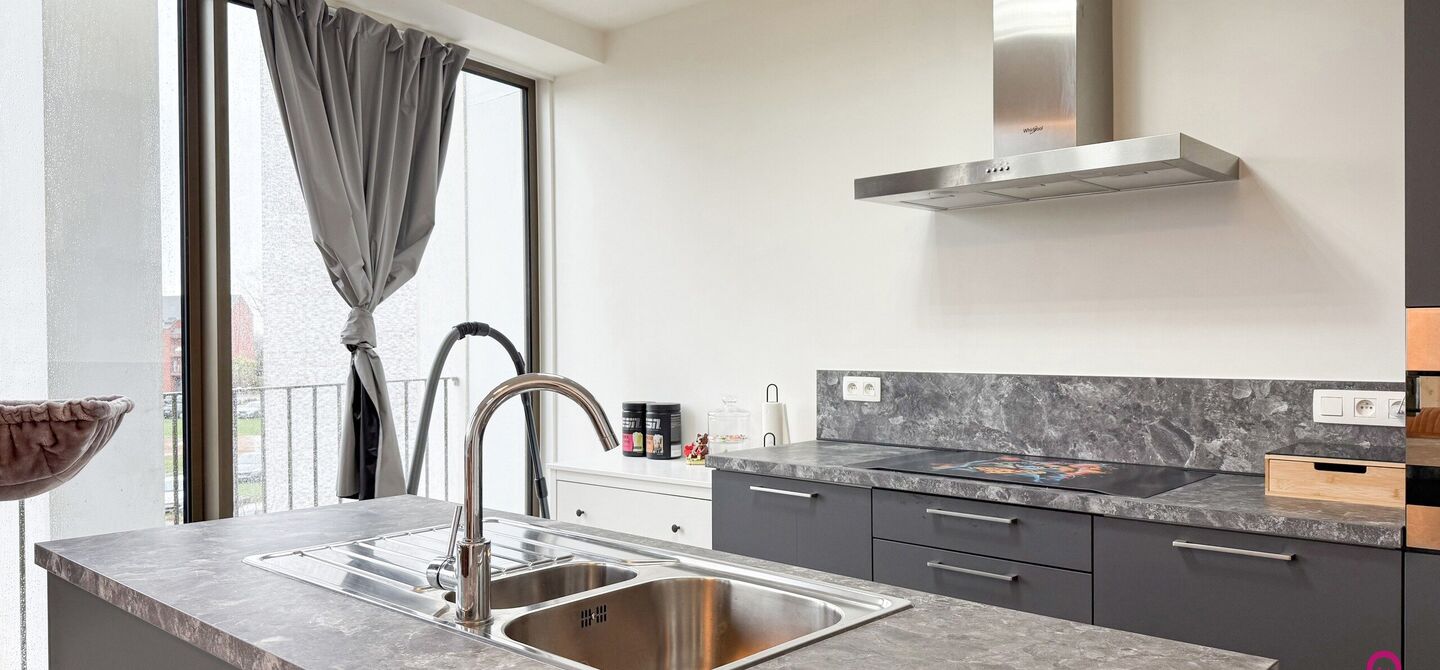 Bij ImmoFusion 7/7 “open huis”: klik op onze 3D-TOUR.
Ervaar vastgoed alsof je er zelf doorloopt!

Ontdek dit moderne en energiezuinige appartement aan de August Cuppensstraat 6 bus C05 in het hart van Beringen. Dit instapklaar appartement uit 2021 bi