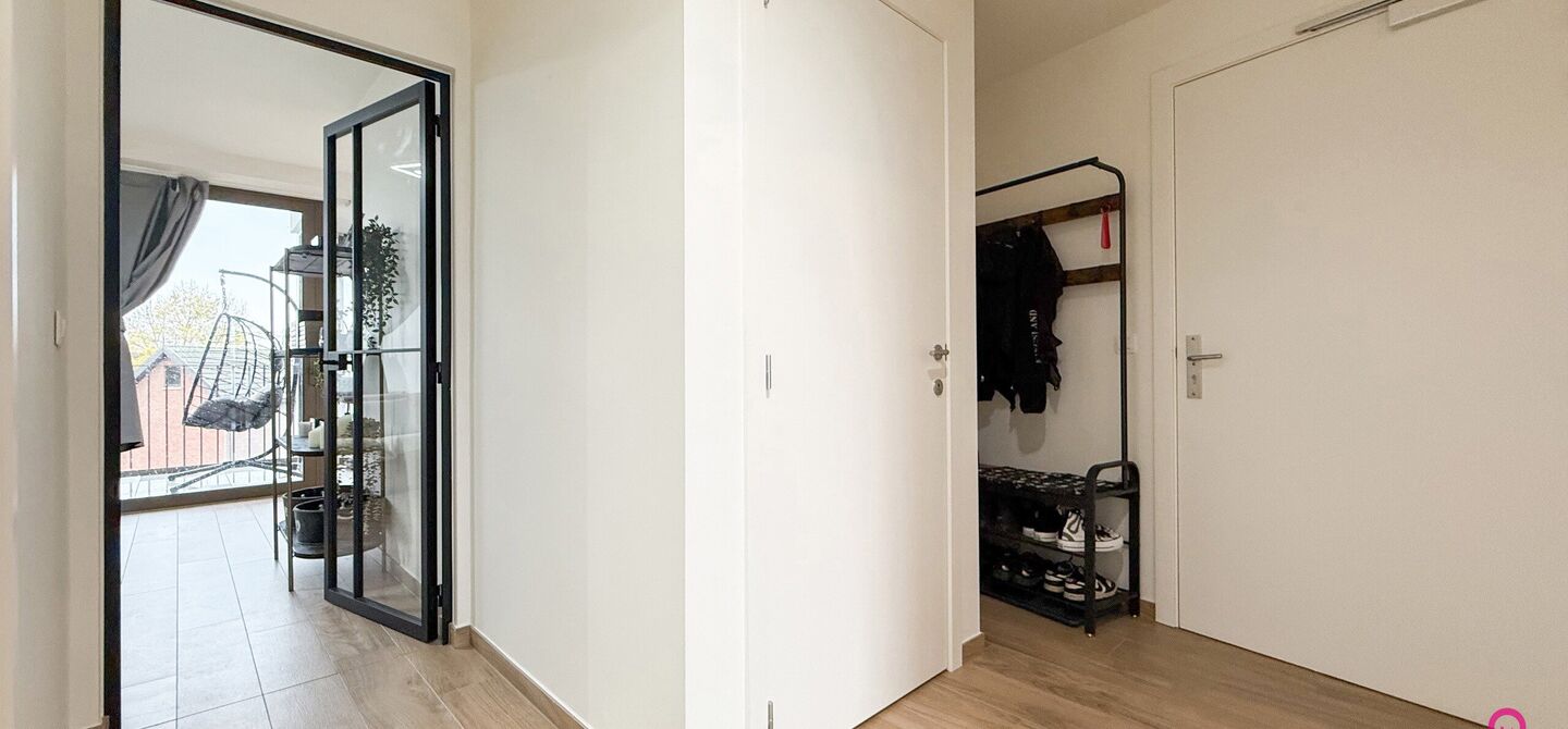 Bij ImmoFusion 7/7 “open huis”: klik op onze 3D-TOUR.
Ervaar vastgoed alsof je er zelf doorloopt!

Ontdek dit moderne en energiezuinige appartement aan de August Cuppensstraat 6 bus C05 in het hart van Beringen. Dit instapklaar appartement uit 2021 bi